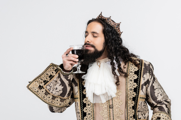 rey hispano en ropa medieval y copa de vino tinto aislado en blanco - Foto, Imagen