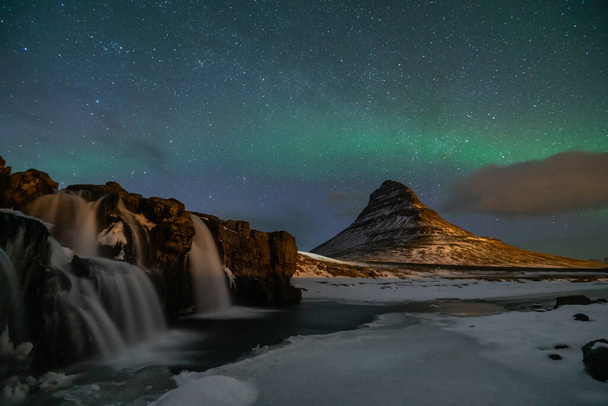 Northern Light, Aurora borealis à Kirkjufell en Islande. Kirkjufell montagnes en hiver - Photo, image