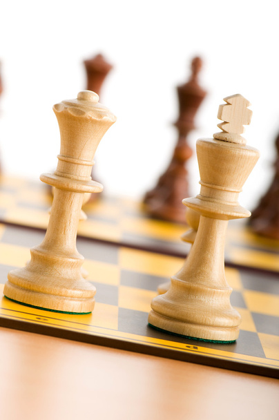 Ensemble de figures d'échecs sur le plateau de jeu
 - Photo, image