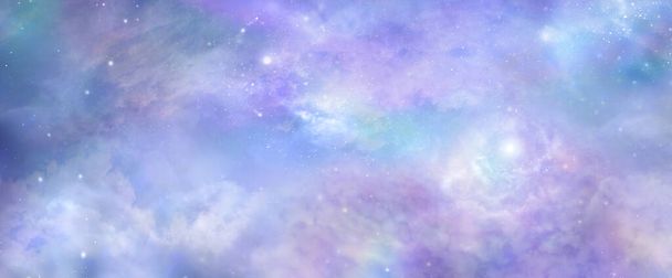 Prachtige hemel boven hemelse concept achtergrond banner - mooie blauw roze paars groene lila licht gevuld hemelse etherische wolk landschap beeltenis van de hemel boven  - Foto, afbeelding