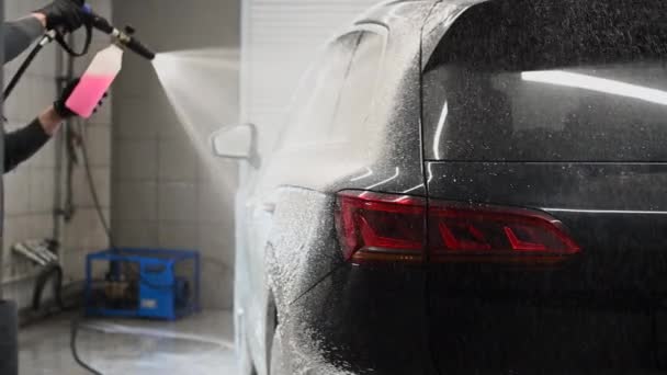 Processo di lavaggio auto, copertura con schiuma bianca, diffusione di sapone all'esterno dell'auto lucida. Autolavaggio o auto Processo di dettaglio. - Filmati, video