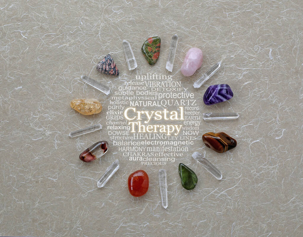 Crystal Therapy Grid Stones Word Circle - дев'ять різних падаючих каменів і дев'ять закінчених кварцових паличок утворюючи коло навколо CRYSTYAL хмари слів на сільському волоконно-кольоровому папері з копіювального простору - Фото, зображення