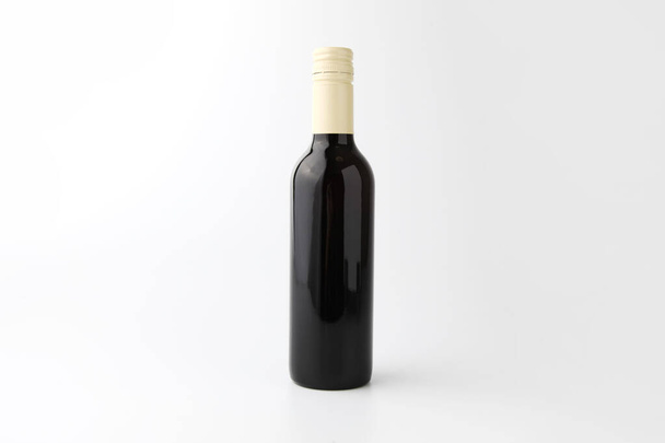 Пляшка червоного вина ізольована на білому тлі
 - Фото, зображення