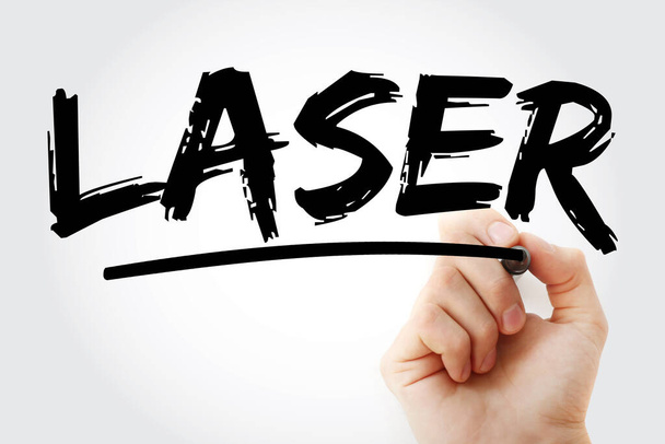 LASER - световое излучение с помощью акронима с маркером, фоном технологической концепции - Фото, изображение