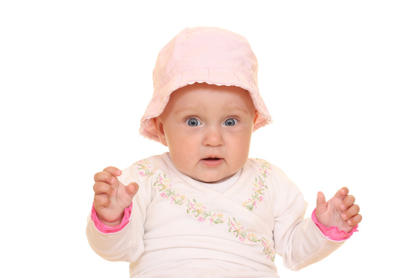 8 μηνών μωρό κορίτσι στο ροζ καπέλο που απομονώνονται σε λευκό - Φωτογραφία, εικόνα
