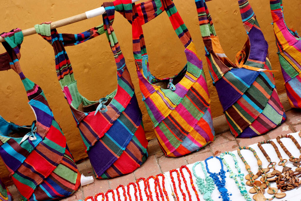 Картахена, Колумбия. 26 апреля 2011 года. Сувенирные сумки "мочилас" на продажу в старом городе в Картахене, Колумбия - Фото, изображение