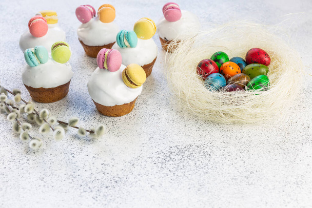 I mini cupcake pasquali sono decorati con mini macaron. Pasqua. Per bambini. - Foto, immagini