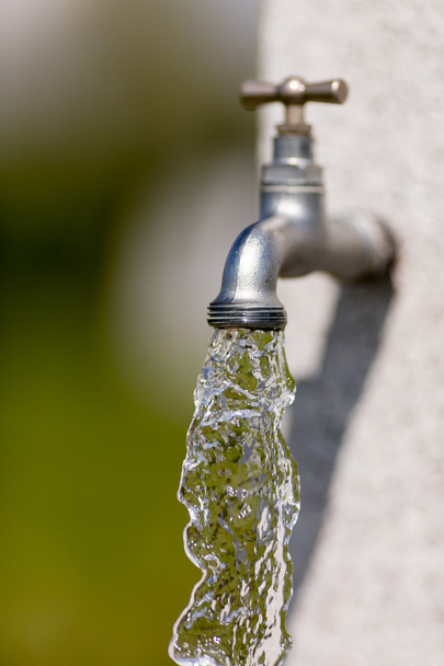 Water flowing from faucet - Foto, afbeelding