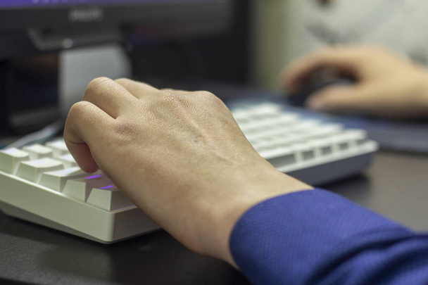Крупним планом руки підлітка на клавіатурі з підсвічуванням
 - Фото, зображення