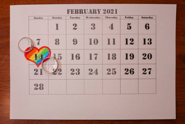 Calendario en el que la fecha del 14 de febrero está marcada con un corazón. Día de San Valentín. Minoría SEX. LGTB - Foto, Imagen