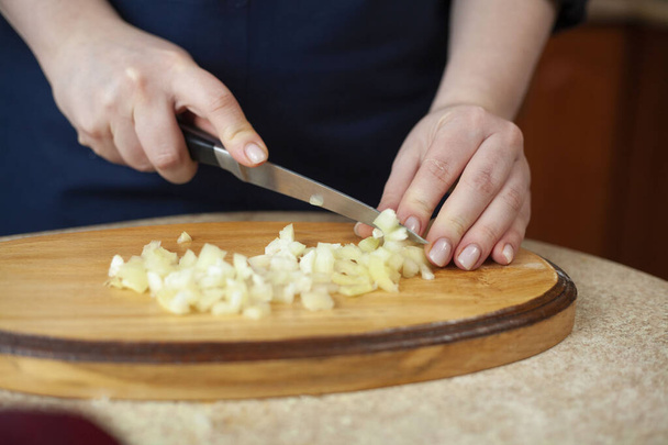 Junge Frau schneidet Zwiebel. Ukrainischer Borscht Schritt für Schritt kochen - Foto, Bild