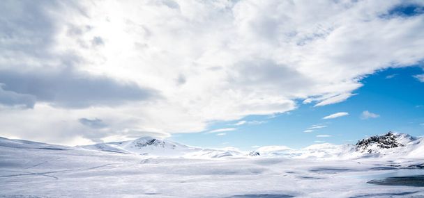 冬の間、雪に覆われた谷や山々の壮大な景色。高品質の写真 - 写真・画像