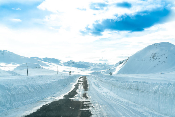 Kapea tie läpi lumen peittämän vuoristosolan keskellä talvea. Korkealaatuinen kuva. - Valokuva, kuva