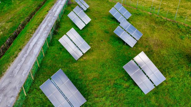 группа современных солнечных панелей, ориентированных на солнце. - Фото, изображение