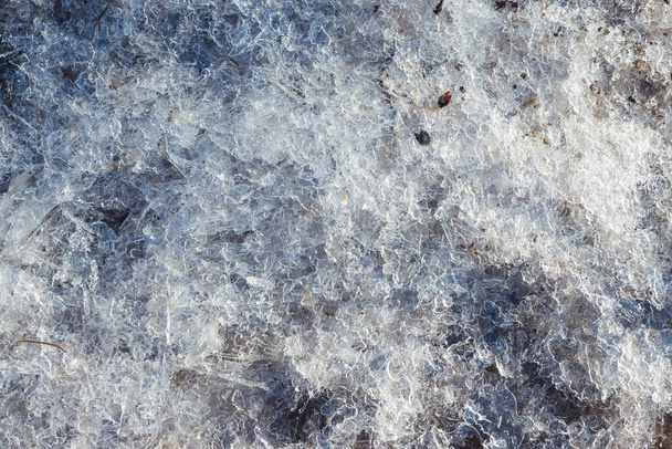 Kis törött jég a földön. A tavasz eleje. Törött jég a földön, mint háttér. Tél - Fotó, kép
