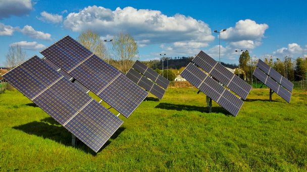 Grupo de paneles solares modernos orientados al sol. - Foto, Imagen