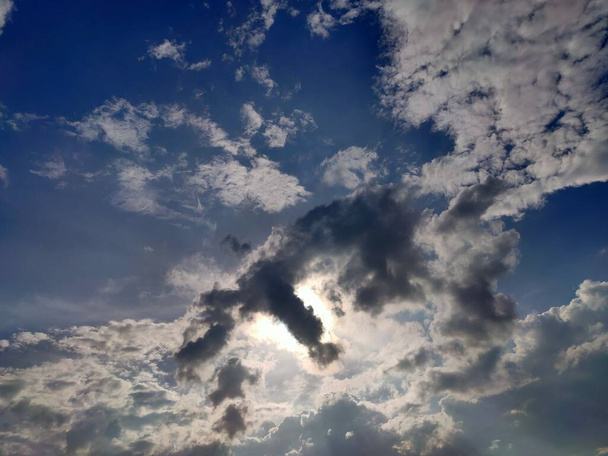 Himmel mit dunkler Wolke in Schneckenform - Foto, Bild