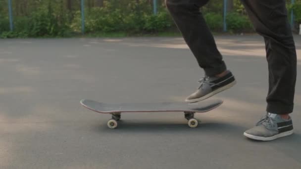 Rilevamento rallentatore con sezione bassa di skateboard da equitazione per giovani irriconoscibili - Filmati, video