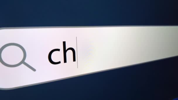 Chipping escrito en la barra de búsqueda con cursor y signo de interrogación al final, un monitor de ordenador, primer plano con el efecto de un zoom de cámara - Metraje, vídeo