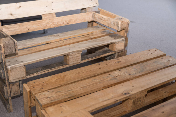 muebles rústicos de madera maciza hechos de palets - muebles de upcycling, mesa y banco - Foto, imagen