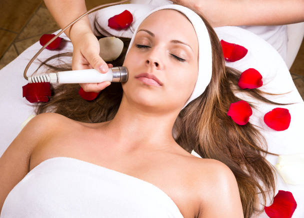 美容師の顔の治療 - 写真・画像