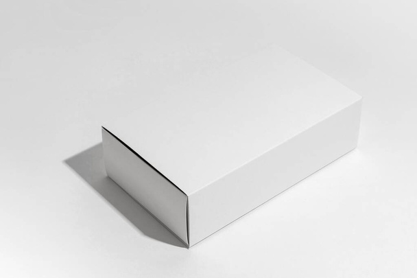 vysoká úhlová kompozice s bílou krabicí. Vysoká kvalita a rozlišení krásný fotografický koncept - Fotografie, Obrázek