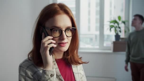Menina com óculos se queixa de seu namorado no telefone - Filmagem, Vídeo