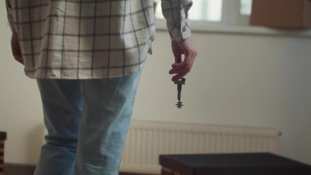 A girl walks through the apartment with keys in her hand in slow motion - Footage, Video