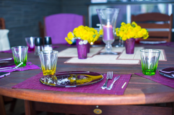 όμορφο σπίτι εξυπηρετούνται τραπέζι για δείπνο στη βεράντα - Φωτογραφία, εικόνα