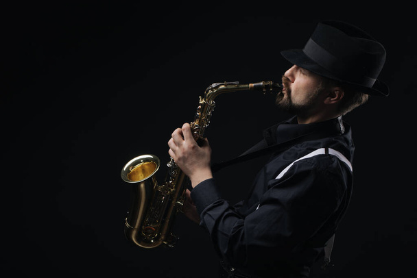 Mužský umělec používající saxofon - Fotografie, Obrázek