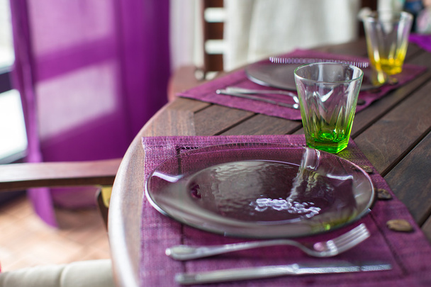 Gros plan de belle vaisselle de couleur pour table décorée
 - Photo, image