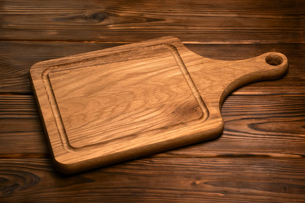 placa de corte de carvalho vintage com espaço para texto no fundo de madeira velha, close-up - Foto, Imagem