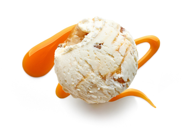 白地に孤立したアイスクリームボールとキャラメルソーストップビュー - 写真・画像