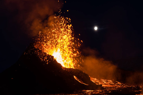 İzlanda 'daki Reykjanes Yarımadası' ndaki Fagradalsfall Dağı 'ndaki Geldingadalir yanardağının patlama alanı. - Fotoğraf, Görsel