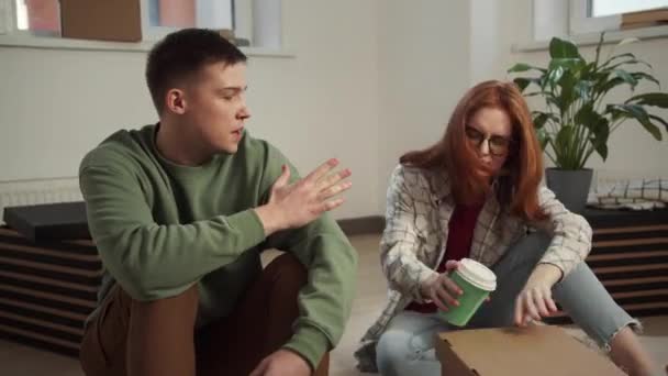 Młoda para kłóci się po przeprowadzce do mieszkania - Materiał filmowy, wideo