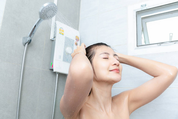 Hübsch asiatisch jung frau taking dusche im bad. - Foto, Bild
