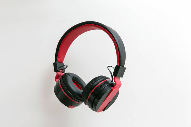 Червоні навушники ізольовані на білому тлі
. - Фото, зображення