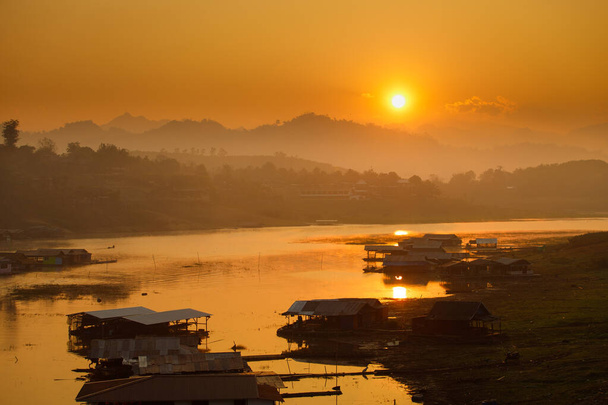 山の上に日の出までオレンジ日と朝の霧の煙と川に反映されます。穏やかな生活の概念背景コピースペース - 写真・画像
