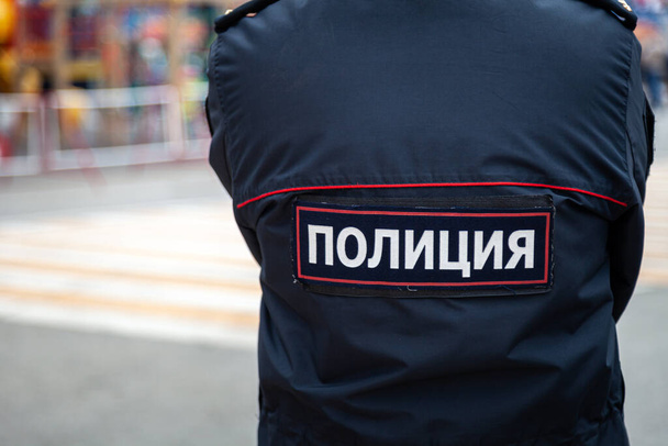 Rusia Kemerovo 2019-05-10 Empleado de la policía en uniforme patrullando evento público - Foto, imagen