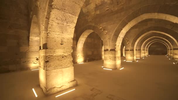 Εσωτερικό του ιστορικού κτιρίου με πέτρινες καμάρες και θόλους Καθεδρικός ναός Minster εκκλησία sultan Han καραβάν σαράι καραβάν khan wikala funduq μεσαιωνική αρχιτεκτονική καραβάν σαραί ναό κολόνες παρεκκλήσι στήλη αψίδα εξειδικευμένη αυλή λεπτομέρεια διακοσμητικό τζαμί - Πλάνα, βίντεο