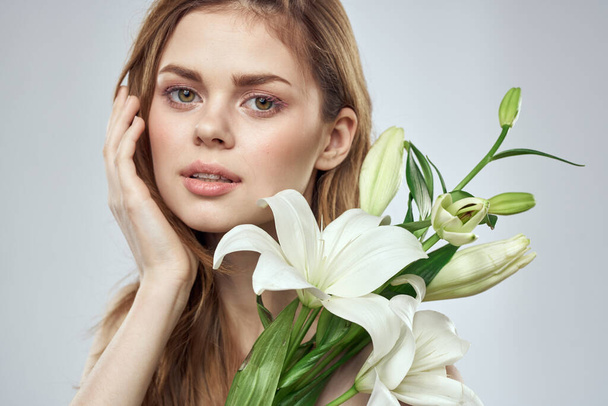 mooi meisje met bloemen bijgesneden uitzicht portret close-up - Foto, afbeelding