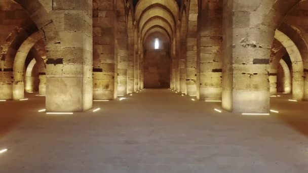 Katedral kilisesi sultanı Han caravanserai karavanı khan wikala funduq ortaçağ mimari karavanı tapınak sütunları kemer nikli avlu ayrıntıları süsleme camii - Video, Çekim