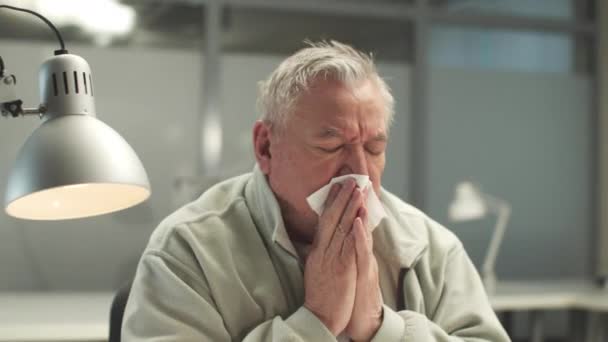 De oude manager hoestte in een servet op kantoor, hij werd verkouden. - Video