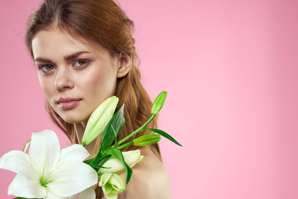 ピンクの背景に白い花を持つ美しい女性の肖像画コピースペースクリップビュー - 写真・画像