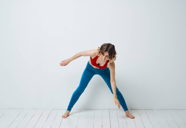 Жінка поширює ноги зігнуті вперед спортивної фітнес гімнастики йога
 - Фото, зображення