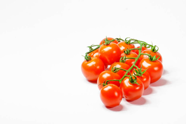 Tomaten op een witte achtergrond - Foto, afbeelding
