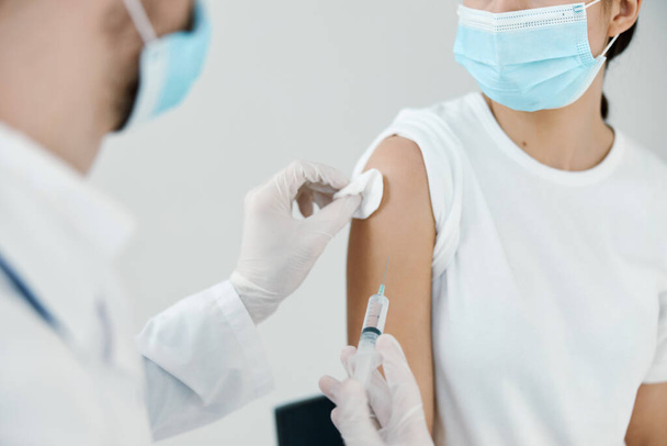 médico jeringa guantes de protección primer plano vacunación epidemia covid - Foto, imagen