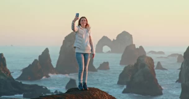Belle femme prenant des photos sur smartphone en plein air partage voyage aventure - Séquence, vidéo