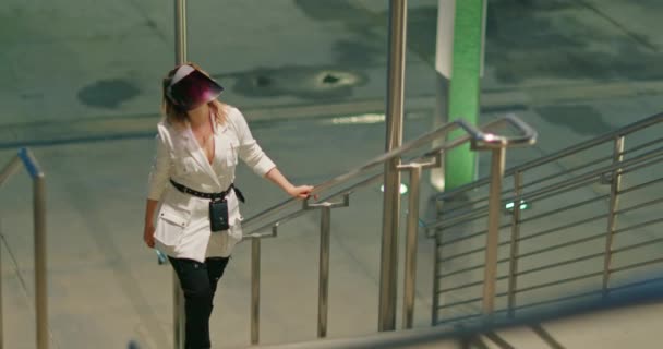 Moda kıyafeti giymiş bağımsız bir kadın ve COVID yüz maskesi, gece görüntüleri 4K USA - Video, Çekim