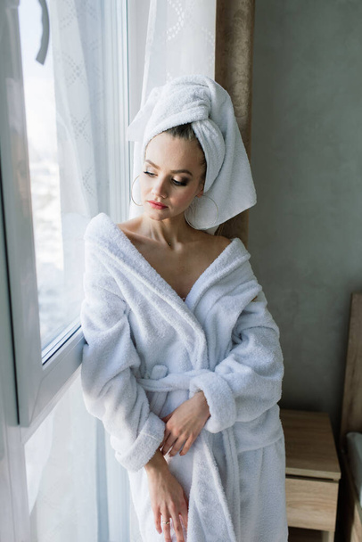 Красива молода здорова жінка розслабляється в халаті, гарячих точках, кімнаті та спа-салоні
 - Фото, зображення